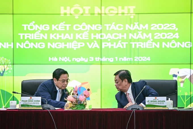 Thủ tướng Phạm Minh Chính trao đổi với Bộ trưởng NN-PTNT Lê Minh Hoan tại hội nghị. Ảnh: Tùng Đinh.