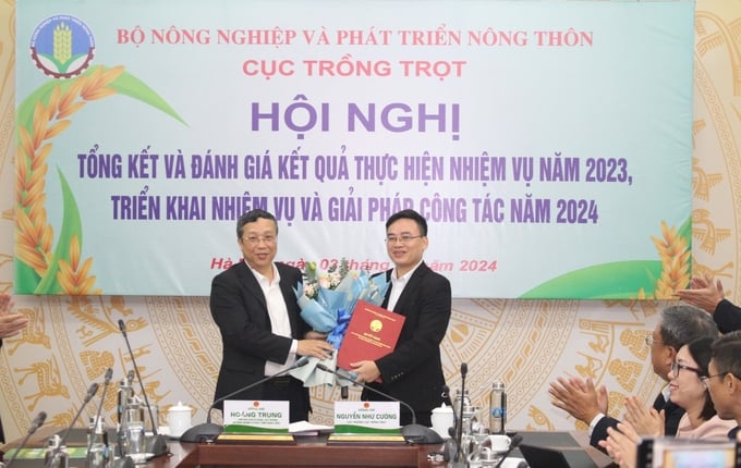 Thứ trưởng Bộ NN-PTNT Hoàng Trung (trái) trao Quyết định bổ nhiệm Phó Cục trưởng Cục Trồng trọt cho ông Nguyễn Quốc Mạnh. Ảnh: Trung Quân.