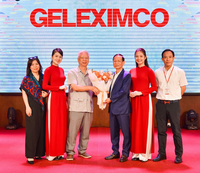 Ông Vũ Văn Tiền (thứ 3 từ phải sang trái) là doanh nhân có nhiều đóng góp nổi bật. Ảnh: GELEXIMCO.
