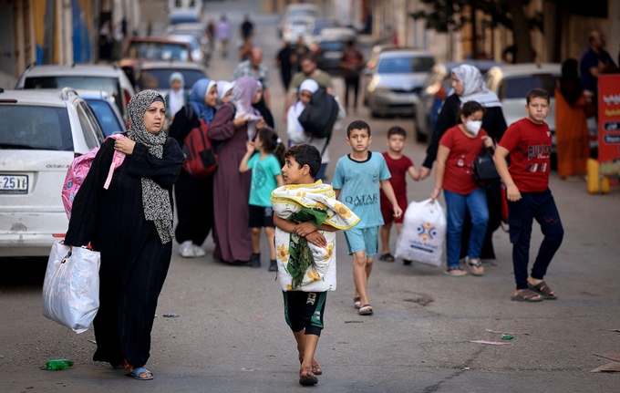 Người dân Palestine di tản đến khu vực an toàn sau cuộc không kích của Israel hồi tháng 10/2023. Ảnh: CNN.