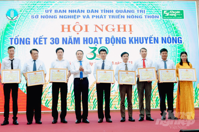 Khuyến nông viên Văn Thị Thúy Vi (ngoài cùng bên phải) nhận bằng khen của Chủ tịch UBND tỉnh Quảng Trị. Ảnh: Võ Dũng.