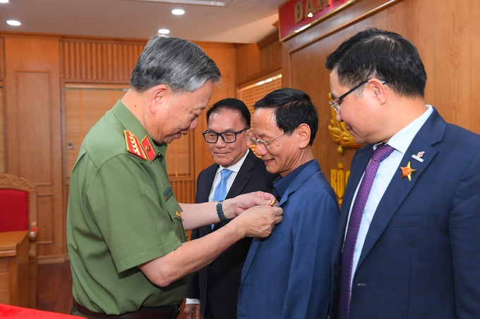 Bộ trưởng Tô Lâm trao Kỷ niệm chương 'Bảo vệ an ninh Tổ quốc' cho ông Vũ Văn Tiền - Chủ tịch HĐQT, Tổng giám đốc Tập đoàn GELEXIMCO.