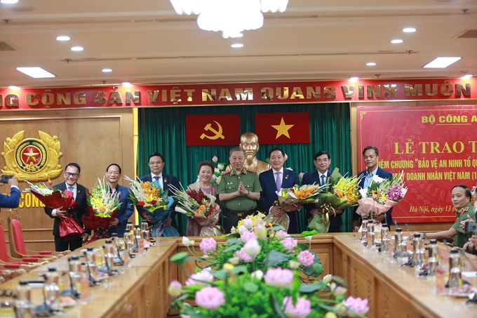 Bộ trưởng Tô Lâm và các doanh nhân được trao tặng Kỷ niệm chương 'Bảo vệ an ninh Tổ quốc'.