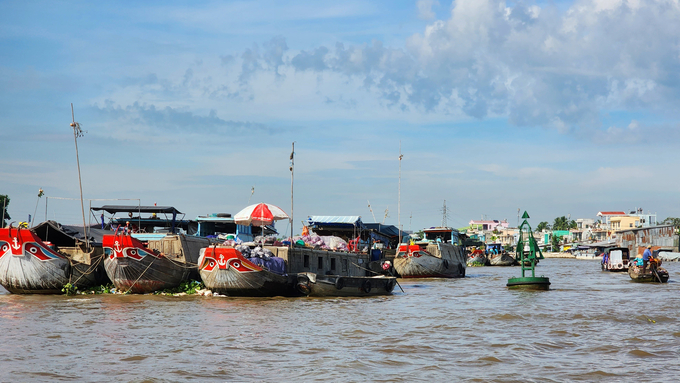 Chợ nổi là một trong những sản phẩm du lịch nông nghiệp đặc thù, khai thác thế mạnh trên sông nước ở vùng ĐBSCL. Ảnh: Kim Anh.