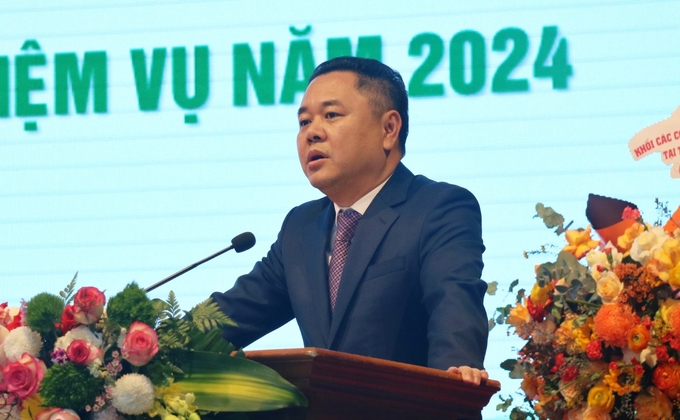 Ông Nguyễn Ngọc Cảnh, Phó Chủ tịch Ủy ban Quản lý vốn Nhà nước và Doanh nghiệp Chúc mừng những kết quả đạt được của Vinachem trong năm 2023. Ảnh: Phương Thảo.
