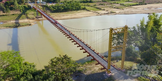 Cầu treo Kon K'lor, cây cầu dây văng lớn nhất khu vực Tây Nguyên, bắc qua sông Đăk Bla. Ảnh: Phúc Lập.