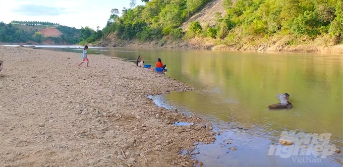 Sông Đắk Bla bên làng Kon K'tu. Ảnh: Phúc Lập.