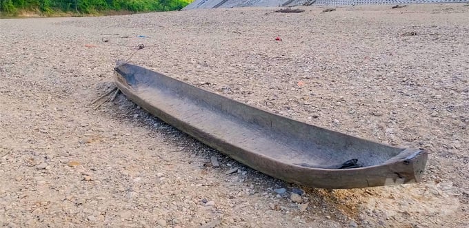 Thuyền độc mộc nằm trên bãi cát bờ sông Đắk Bla vào mùa khô. Ảnh: Phúc Lập.