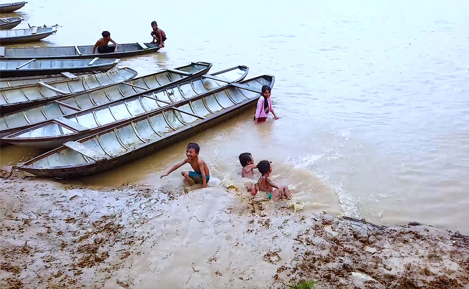 Bến thuyền độc mộc trên sông Đắk Bla. Ảnh: Phúc Lập.