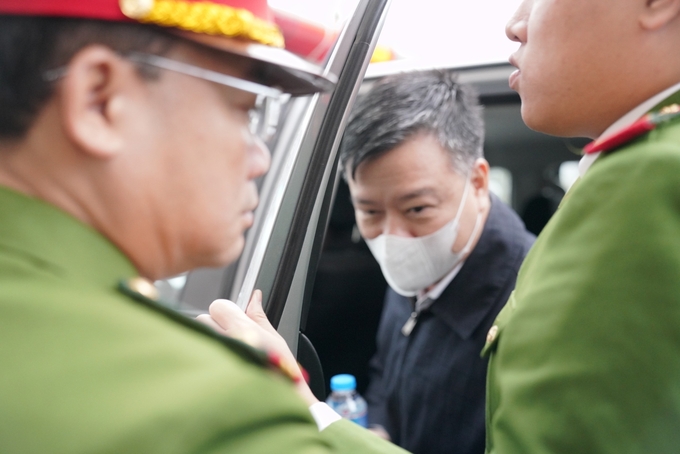 Bị cáo Phạm Xuân Thăng được dẫn giải tới phiên xét xử vụ Việt Á.