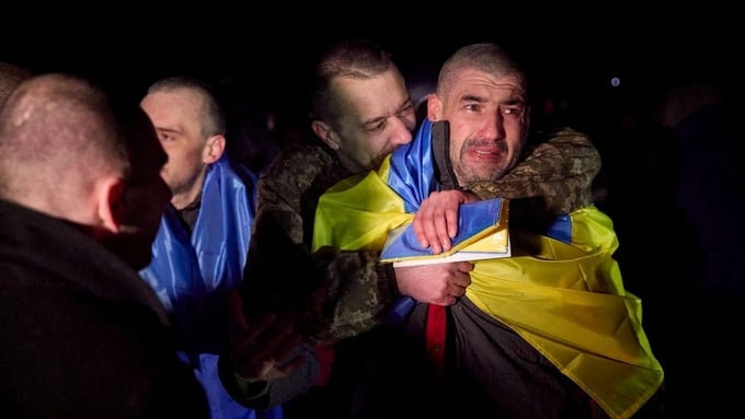 Binh sĩ Ukraine được trả tự do hôm 3/1. Ảnh: Sky News.