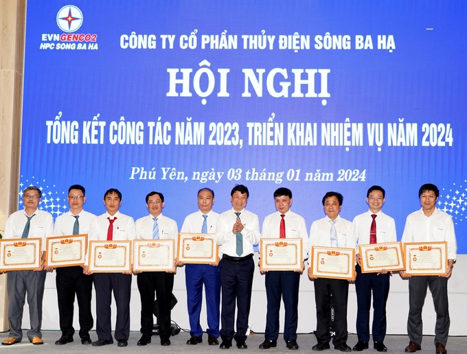 Ông Trần Lý tặng bằng khen cho các cá nhân được công nhận Chiến sĩ thi đua năm 2023. Ảnh: HT.