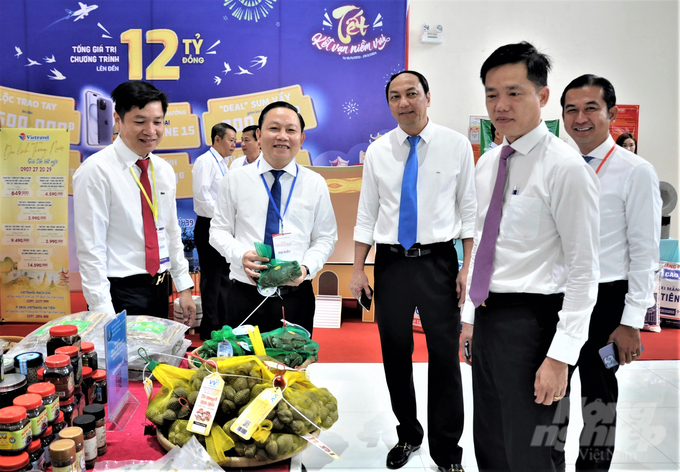 Ông Lê Hữu Toàn - Giám đốc Sở NN-PTNT tỉnh Kiên Giang (thứ 2 từ trái qua), giới thiệu sản phẩm cua biển nuôi trong mô hình tôm - lúa (được phát triển thành sản phẩm OCOP). Ảnh: Trung Chánh.