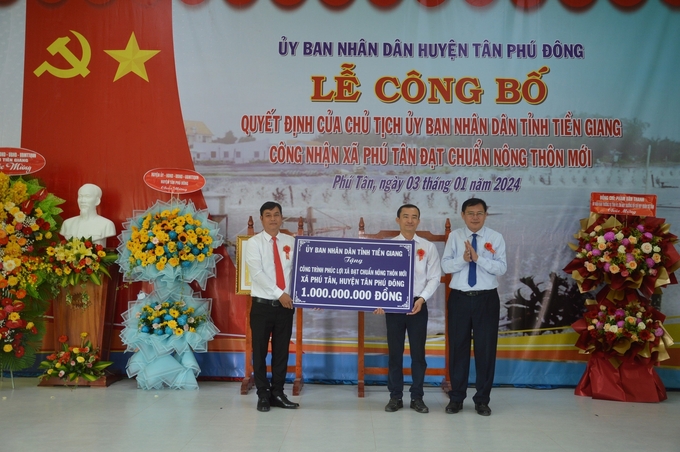 Tỉnh Tiền Giang tặng mỗi xã nông thôn mới 1 công trình phúc lợi 1 tỷ đồng. Ảnh: MT.