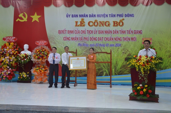 Ông Phạm Văn Trọng, Phó Chủ tịch UBND tỉnh Tiền Giang trao bằng công nhận xã Phú Đông đạt chuẩn nông thôn mới. Ảnh: MT.