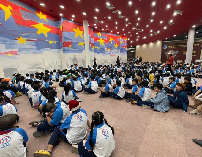 Các em học sinh Trường Tiểu học Tân Túc tham quan, tìm hiểu tại Khu Truyền thống Cách mạng cuộc tổng tiến công và nổi dậy Xuân Mậu Thân 1968.