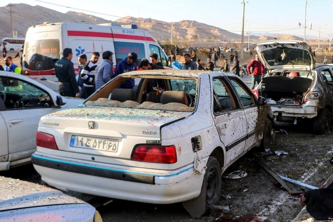 Nhiều ô tô bị hư hỏng nặng gần hiện trường vụ đánh bom kép. Ảnh: Reuters.