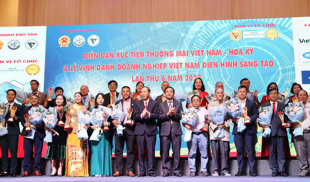 Deputy Minister of Agriculture and Rural Development Phung Duc Tien and Deputy Minister of Science and Technology Hoang Minh awarded trophies to outstanding, typical and creative businesses in 2023, including many agricultural businesses. Photo: Nguyen Thuy.