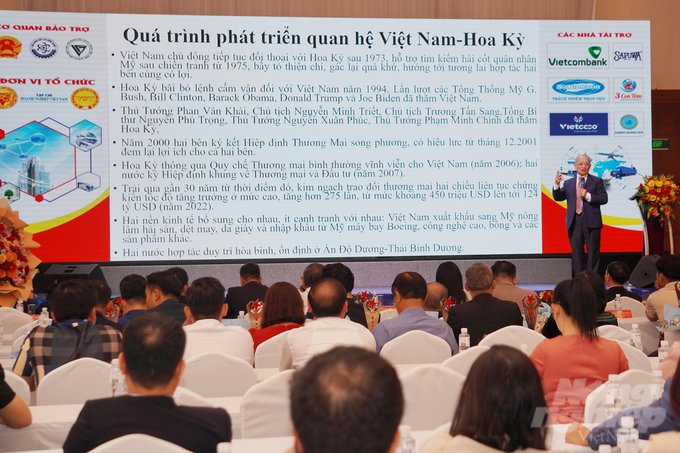 Dr. Le Dang Doanh, Senior Economic Expert, shares the opportunities and challenges of exporting goods and agricultural products to the US. Photo: Nguyen Thuy.