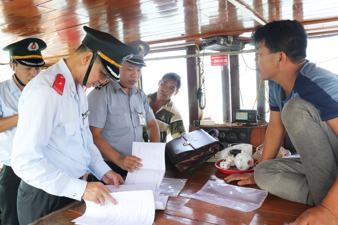 Đoàn thanh tra Sở NN-PTNT tăng cường công tác kiểm tra tàu cá. Ảnh: Cao Quỳnh.