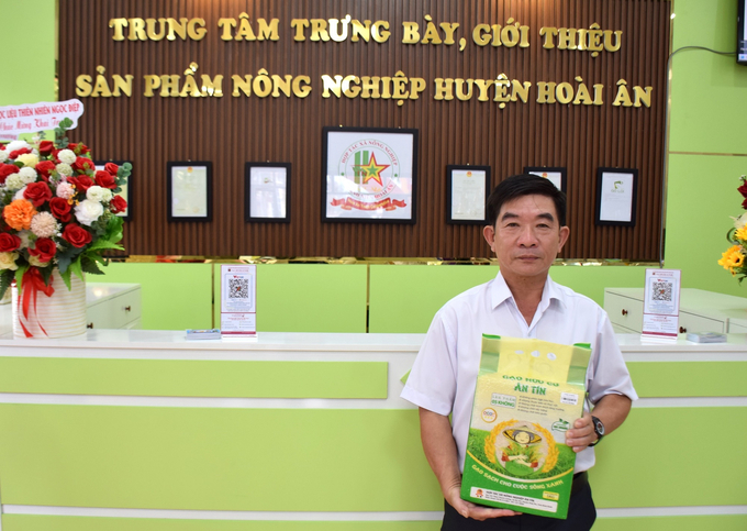 Ông Bùi Long Xuân, Giám đốc HTX Nông nghiệp Ân Tín (huyện Hoài Ân, Bình Định) với sản phẩm gạo hữu cơ Ân Tín có bao bì, mẫu mã mới. Ảnh: V.Đ.T.