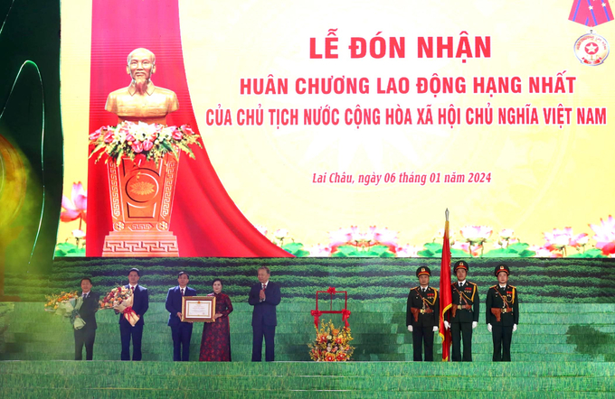 Tỉnh Lai Châu đón nhận Huân chương Lao động hạng Nhất nhân dịp kỷ niệm 20 năm chia tách, thành lập tỉnh. Ảnh: T.N.