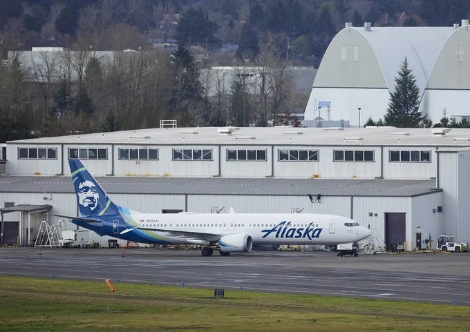 Máy bay 737 MAX 9 của hãng hàng không Alaska Airlines gặp sự cố tối 5/1 đang đậu tại một xưởng bảo dưỡng máy bay ở Portland, bang Oregon, Mỹ. Ảnh: AP.