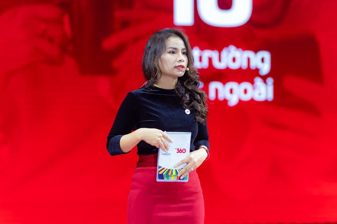 Bà Phạm Thanh Phương - Giám đốc Trung tâm Dịch vụ Truyền hình, Viettel Telecom - chia sẻ chiến lược Công nghệ của TV360 tại sự kiện công bố bản quyền Euro 2024.