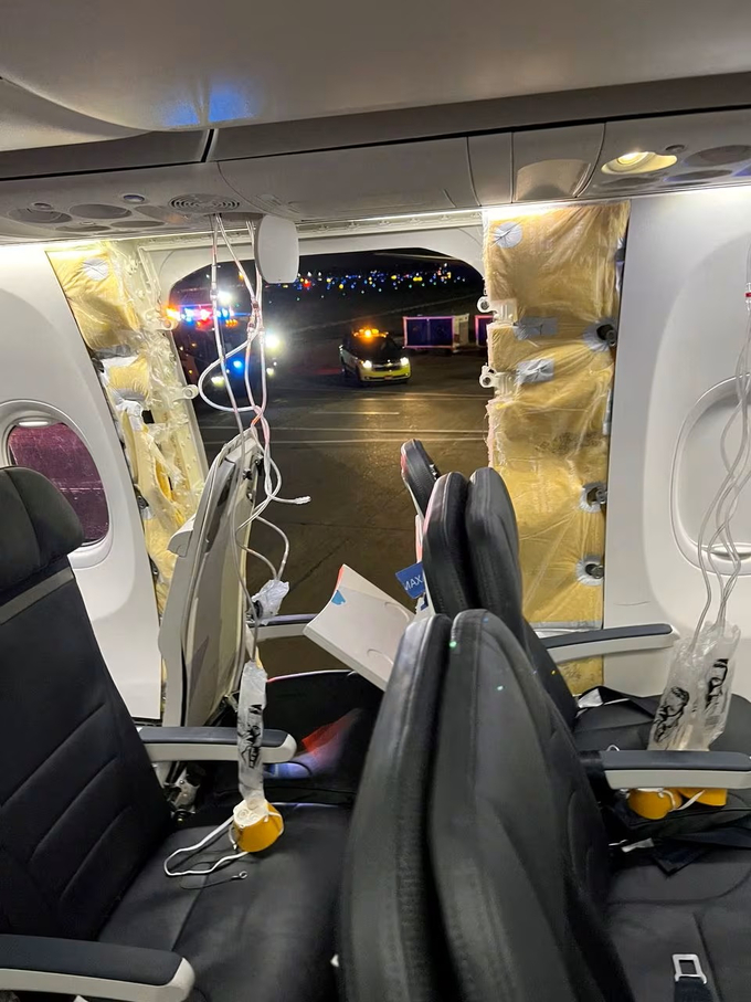 Một phần thân máy bay Boeing 737 MAX 9 của Hãng hàng không Alaska Airlines bị 'thổi bay' hôm 5/1. Ảnh: Reuters.