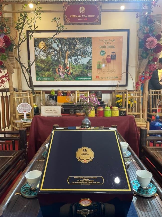 Hộp quà tặng sơn mài của Vietnam Teashop, do Bộ NN-PTNT kính tặng Thủ tướng Chính phủ Phạm Minh Chính