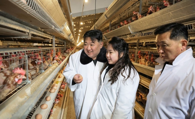 Lãnh đạo Triều Tiên Kim Jong-un cùng con gái thăm trang trại chăn nuôi gia cầm Kwangchon hôm 7/1. Ảnh: KCNA.