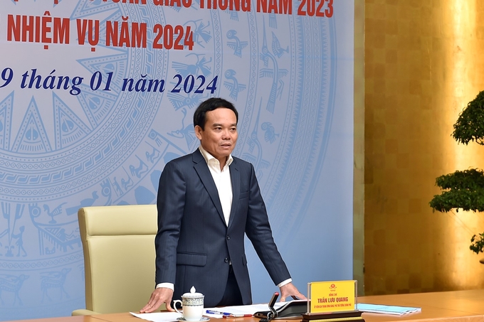 Phó Thủ tướng Trần Lưu Quang phát biểu tại Hội nghị tổng kết công tác bảo đảm TTATGT năm 2023, triển khai nhiệm vụ năm 2024 của Uỷ ban An toàn giao thông Quốc gia. Ảnh: VGP.