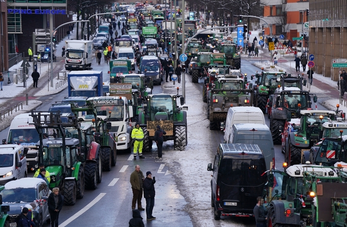 Nông dân Đức lái máy kéo biểu tình ở thành phố Hamburg, Đức hôm 8/1. Ảnh: Bloomberg.