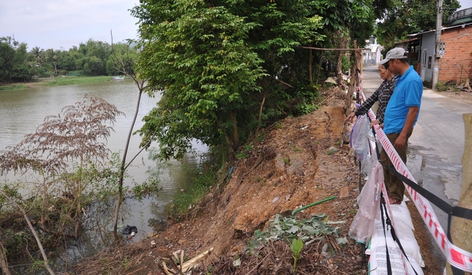 Dọc bờ sông Hà Yến, thôn Quảng Đức, xã An Thạch xảy ra sạt lở bờ sông. Ảnh: KS.