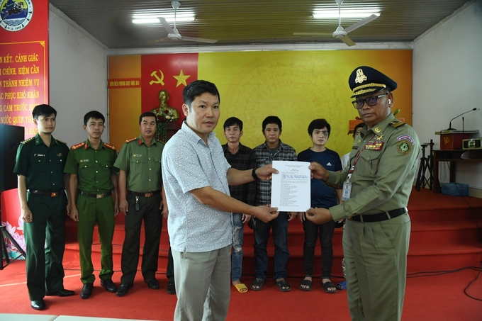 Đại diện Đại Sứ quán Việt Nam và Tổng Cục Di trú Campuchia bàn giao các công dân Việt Nam cho Đồn Biên phòng CKQT Mộc Bài. Ảnh: BPTN.