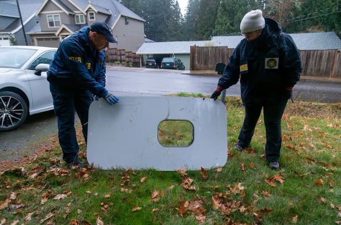 Tấm cửa bị bung ra hôm 5/1 được tìm thấy ở sân sau nhà một thầy giáo ở Portland. Ảnh: NTSB.