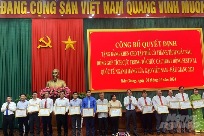 Báo Nông nghiệp Việt Nam là 1 trong 21 tập thể được UBND tỉnh Hậu Giang tặng bằng khen vì đã có thành tích xuất sắc trong việc tổ chức các hoạt động tại Festival quốc tế ngành hàng lúa gạo Việt Nam - Hậu Giang 2023. Ảnh: Trung Chánh.