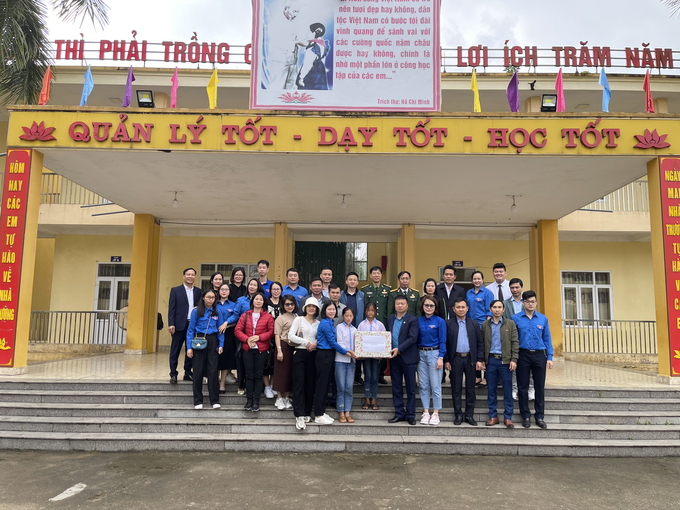 Đoàn tình nguyện đã tổ chức thăm, tặng quà 30 gia đình chính sách, hộ nghèo, cận nghèo trên địa bàn xã Quảng Sơn. Ảnh: Nguyễn Thành.