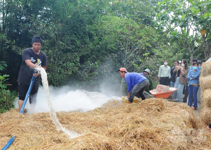 Việc trình diễn mô hình kinh tế tuần hoàn từ rơm và tập huấn cho tổ khuyến nông cộng đồng tại Kiên Giang sẽ giúp chuyển giao kỹ thuật, nhân rộng mô hình ra các tổ chức nông dân trong thời gian tới. Ảnh: Trung Chánh.