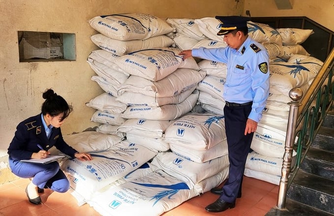Lực lượng QLTT Quảng Bình phát hiện và thu giữ 8,5 tấn đường nhập lậu trong thời gian ngắn. Ảnh: T. Hoa.