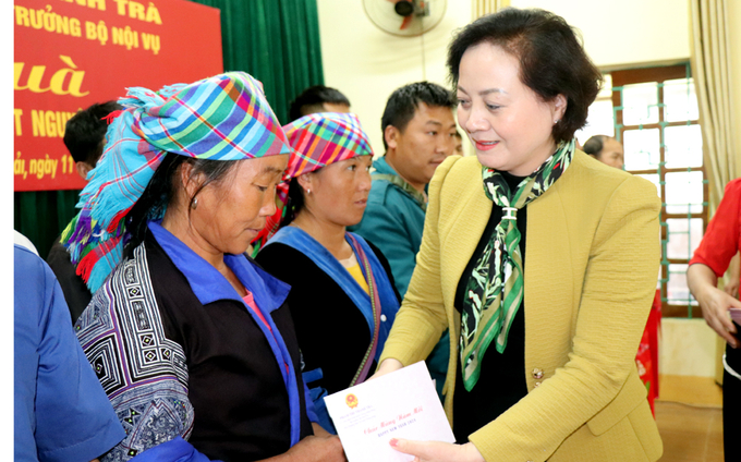 Bộ trưởng Bộ Nội vụ Phạm Thị Thanh Trà tặng quà các gia đình chính sách, hộ nghèo có hoàn cảnh khó khăn ở huyện Mù Cang Chải.