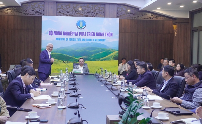 Ông Lê Hoàng Thế, Giám đốc Công ty TNHH Hệ sinh thái The VOS cho biết, Việt Nam thuộc một trong các quốc gia dẫn đầu về tốc độ tăng trưởng phát thải carbon. Ảnh: Hồng Thắm.