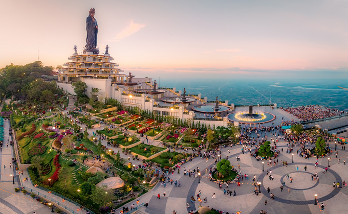 Mỗi ngày núi Bà đón hàng ngàn du khách đến dịp lễ tạ cuối năm. Ảnh: Nguyễn Minh Tú.