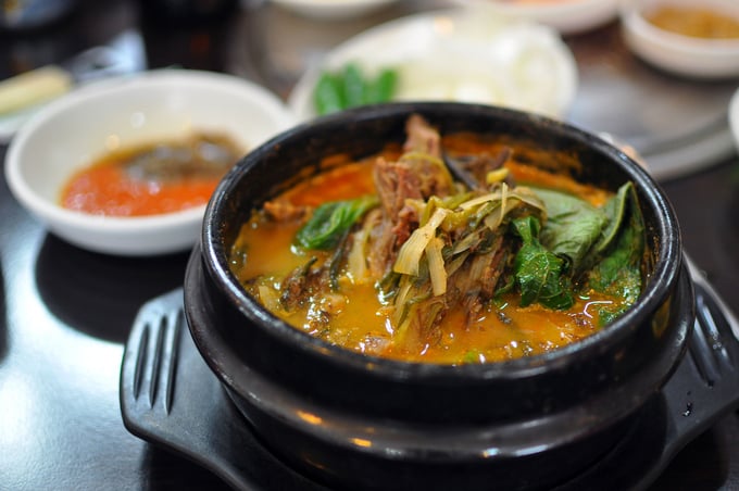 Món súp thịt chó Bosintang gây nhiều tranh cãi ở Hàn Quốc. Ảnh: TheMessenger.