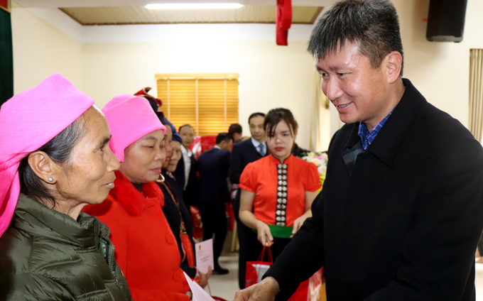 Chủ tịch UBND tỉnh Yên Bái tặng quà cho hộ nghèo huyện Văn Chấn.