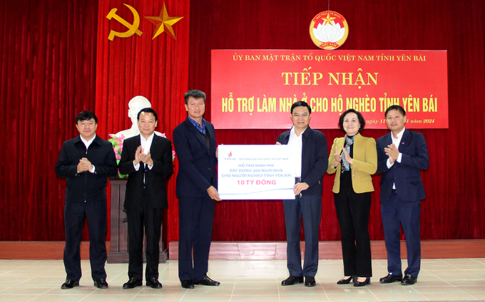 Bộ trưởng Bộ Nội vụ và Tập đoàn Dầu khí quốc gia Việt Nam, Công ty Lọc hóa dầu Bình Sơn đã trao số tiền 10 tỷ đồng hỗ trợ làm 200 căn nhà tình nghĩa cho các hộ nghèo tỉnh Yên Bái.