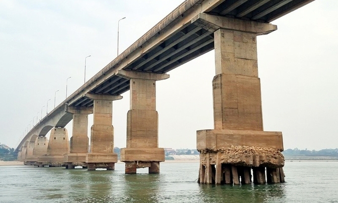 Cầu Trung Hà nằm trên Quốc lộ 32 bắc qua sông Đà nối Thành phố Hà Nội và tỉnh Phú Thọ có chiều dài 743,6m gồm 14 nhịp. Ảnh: Báo Xây dựng.