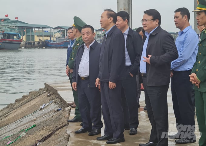 Thứ trưởng Phùng Đức Tiến cùng Đoàn công tác kiểm tra thực tế tại khu vực cảng cá Lạch Quèn (Quỳnh Lưu, Nghệ An). Ảnh: Việt Khánh.