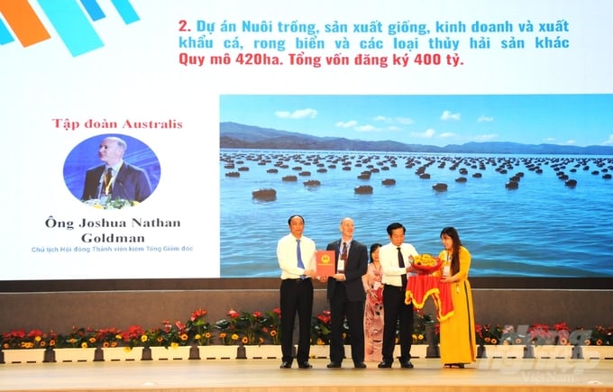 Lãnh đạo tỉnh Kiên Giang trao quyết định đầu tư cho Tập đoàn Australis đầu tư vào lĩnh vực thủy sản, nuôi biển tại hội nghị công bố quy hoạch và xúc tiến đầu tư tỉnh Kiên Giang năm 2023. Ảnh: Trung Chánh.