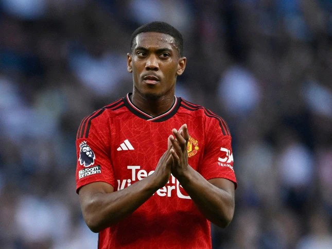 Anthony Martial ở lại Man United. Ảnh: Dailymail.